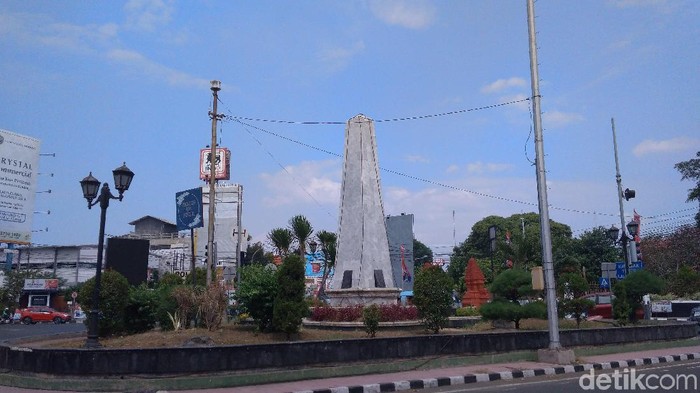 Tugu proklamasi di dekat Alun-alun Kejaksan Cirebon.