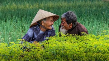 Potret sepasang kakek dan nenek yang tengah tertawa di sebuah kawasan di Vietnam. Istimewa/Agora Images/@diepvan via Boredpanda.