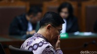 Kenneth Sutardja mengusai air mata saat menjalani sidang di Pengadilan Tipikor Jakarta, Jalan Bungur Besar Raya, Jakarta Pusat, Kamis (15/8/2019).