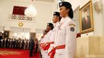 Jokowi Kukuhkan 68 Anggota Paskibraka Nasional di Istana