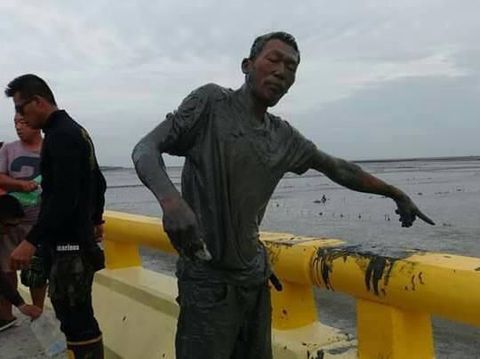 Haru! Pria Lompat dari Jembatan, Ambil Benda Sederhana dari Mendiang Istri