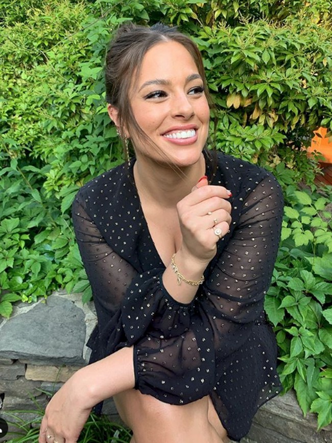 Menurut Ashley Graham, tempat paling gila yang pernah dia gunakan saat bercinta adalah di laut. Di lautan pada malam Tahun Baru, ucapnya. Foto: Dok. Instagram/ashleygraham