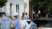 Penembakan di Philadelphia ini terjadi saat kepolisian setempat sedang mengeksekusi surat perintah penggerebekan narkoba terhadap sebuah rumah pada Rabu (14/8) waktu setempat. Seorang pria yang ada di dalam langsung melepas tembakan ke arah polisi yang memasuki rumah itu. Foto: AP Photo/Matt Rourke