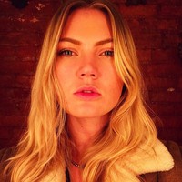 Ella sangat serius dengan akting, ungkap sumber mengenai aktris tersebut. (Foto: Instagram/@ellaloudon)