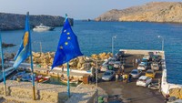 Mereka biasa membawa mobil dan naik kapal ferry dari pelabuhan ini. Kalau sedang ada wisatawan, jumlah penduduk pulau ini bisa bertambah sampai 40 orang. (iStock)