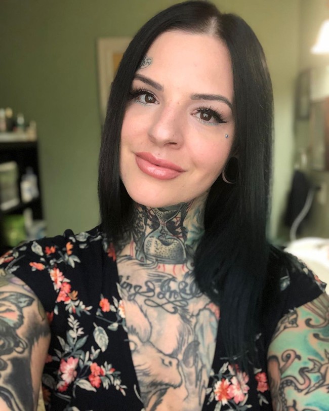 Teman-teman saya akan mengambil alkohol dari lemari minuman orang tua mereka. Itu dengan cepat meningkat menjadi mushroom, lalu ekstasi, met dan krank, ujarnya. Foto: dok. Instagram