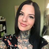 Teman-teman saya akan mengambil alkohol dari lemari minuman orang tua mereka. Itu dengan cepat meningkat menjadi mushroom, lalu ekstasi, met dan krank, ujarnya. Foto: dok. Instagram