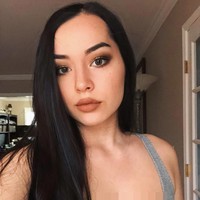 Untuk menutupi biaya cosplay, Mira menjual aksesori yang dipasarkan di situs belanja. Ia juga memiliki akun Patreon, sebuah wadah pendanaan bersama untuk para fans bisa mendukung kreator favorit mereka. Foto: Instagram @beebinch