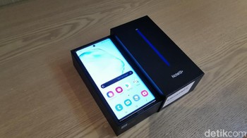 Di Indonesia, preorder sudah dibuka. Galaxy Note 10+ RAM 12GB/ROM 256GB dihargai Rp 16,499 juta tetapi bonusnya bikin pembeli dapat ponsel storage internal 512GB. Sedangkan pemesan konfigurasi 512GB seharga Rp 18,999 juta dapat bonus TV 43 inch senilai Rp 5 juta. (Foto: Kris/detikINET)