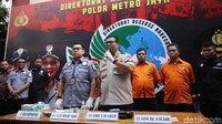 Berdasarkan keterangan polisi, Umar mengonsumsi narkotika sejak sekitar 2004.