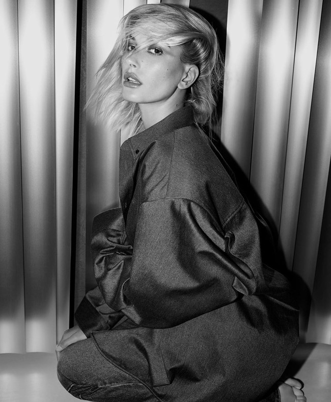 Hailey Bieber muncul di halaman majalah Interview edisi terbaru. Untuk pemotretan majalah tersebut, Hailey berpose dalam berbagai gaya di hadapan fotografer Collier Schorr. (Foto: Instagram/@haileybieber/Collier Schorr)