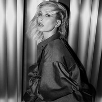 Hailey Bieber muncul di halaman majalah Interview edisi terbaru. Untuk pemotretan majalah tersebut, Hailey berpose dalam berbagai gaya di hadapan fotografer Collier Schorr. (Foto: Instagram/@haileybieber/Collier Schorr)