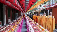 Festival Hungry Ghost merupakan hari raya bagi pemeluk agama Taois dan Budha. Mereka percaya bahwa di hari ke-15 pada masa Ghost Month, atau setiap bulan ke-7 di kalender Lunar. Para leluhur dan keluarga yang sudah tiada akan datang ke bumi. Foto: Istimewa