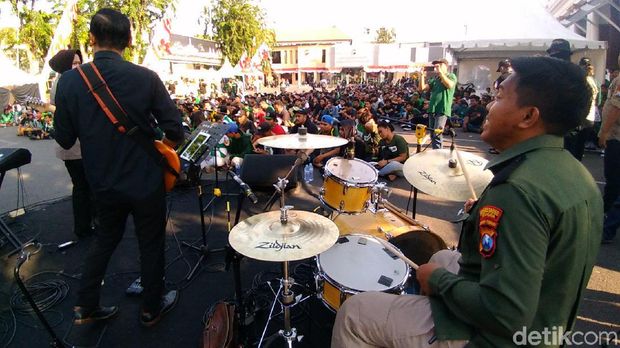 Bonek-Bonita dihibur band Polrestabes Surabaya/