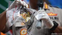 Sebuah senjata api turut dijadikan barang bukti dalam kasus Umar Kei tersebut.
