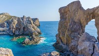 Pulau Antikythera terletak di antara Pulau Crete dan Kythira. Untuk menuju ke sini, traveler bisa naik pesawat selama 45 menit dari Athena, ibu kota Yunani. (iStock)
