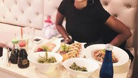 Japanese food is my Favorite 🍣🍛🍜🍱🍘, tulis Mutia di keterangan foto. Wah, pantas saja ia pesan banyak makanan! Foto: Instagram mutia_ayuu