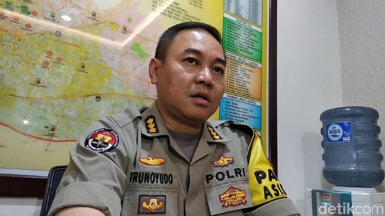Demo Ricuh Berujung Anggota Polisi Terbakar, 15 Mahasiswa Diamankan Demo Ricuh Berujung Anggota Polisi Terbakar, 15 Mahasiswa Diamankan