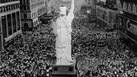 Kabar menyerahnya Jepang kepada Sekutu tersebar hingga ke seantero dunia, tak terkecuali Indonesia dan Amerika Serikat. Warga AS berkumpul di Kota New York saat mendengarkan pidato Presiden Amerika Serikat ke-33, Harry S. Truman, yang mengabarkan bahwa Jepang telah menyerah dan menandakan berakhirnya Perang Dunia II di Asia. Keystone/Getty Images.