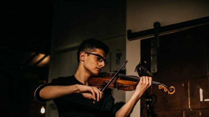 Perang Tak Halangi Pemuda Suriah Wujudkan Mimpi Jadi Pemain Biola Sukses