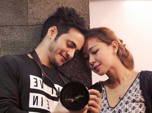 Melihat Kemesraan Ravi Bhatia si Bintang Jodha Akbar dan Istri