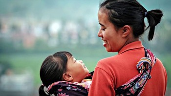 Potret kasih ibu yang sepanjang masa untuk sang buah hati. Istimewa/Agora Images/@blackustad via Boredpanda.