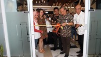 Chief Executive Officer Adira Insurance Julian Noor (kedua kanan) bersama Chief Sales and Distribution Officer Adira Insurance Auralusia Rimadiana (kanan) menyaksikan Vice President Head of Network and Service Kanwil Jakarka Kota BNI Andri Hartono (kedua kiri) scara resmi memperkenalkan kantor baru tersebut. Foto: dok.Adira Insurance