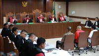 Jaksa KPK menuntut Deputi IV Bidang Peningkatan Prestasi Olahraga Kemenpora, Mulyana hukuman 7 tahun penjara, denda Rp 200 juta subsider 3 bulan kurungan.
