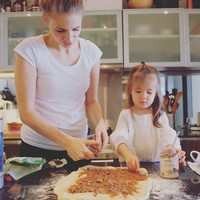 Viola yang dinikahi Daniel Mananta pada 2011 sehari-harinya memilih gaya casual memakai kaus dan celana denim. Wanita asal Australia itu diketahui piawai memasak. Dia pun sempat berbisnis kue melalui brand Ladies Who Bake pada 2012. Foto: Instagram @lolagin