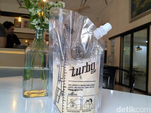 Kopilot : Menyeruput Es Kopi Turbo yang Creamy Harum di Kafe Cozy