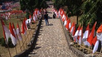 Ribuan bendera merah-putih yang berkibar di halaman Gedung Perundingan Linggarjati itu memberikan kesan kuat rasa cinta tanah air.