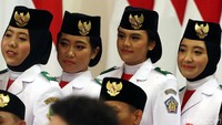 Sejumah petugas putri Paskibraka Nasional pamer senyum semringah saata berfoto usai dikukuhkan Presiden Jokowi di Istana Negara, Jakarta, Kamis (15/8/2019).