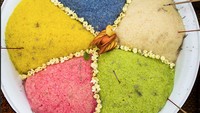 Kalau di Thailand, hidangan yang selalu ada di festival Hungry Ghost ini adalah kue beras penuh warna. Foto: Istimewa