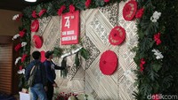 Pantauan detikcom di Kompleks Parlemen, Senayan, Jakarta, Kamis (15/8/2019), bendera Merah Putih hingga dekorasi bunga memperindah interior gedung.
