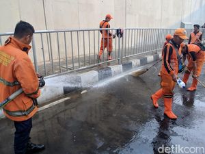 Hilangkan Bau Pesing, PPSU-Damkar Bersihkan Trotoar Dekat MRT Lebak Bulus