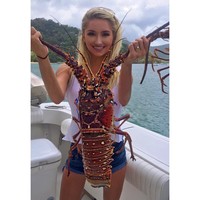 Menurutnya memancing menggunakan bikini mempermudahnya dalam memancing. Foto: dok. Instagram @emilysriemer