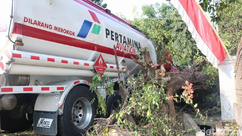 Truk Pertamina Kecelakaan di Jombang, Stok Avtur di Madiun Aman Truk Pertamina Kecelakaan di Jombang, Stok Avtur di Madiun Aman