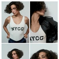 Seperti dikabarkan Daily Mail, coklat gelap adalah warna rambut asli Hailey. Hailey juga nyaris tak dikenali lantaran gaya rambutnya juga berbeda dari biasanya. Selain model bob yang sleek, rambutnya juga dibuat lebih bervolume. (Foto: Instagram/@haileybieber/Collier Schorr)