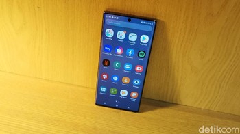 Galaxy Note 10+ punya layar Dynamic AMOLED dengan bentang 6,8 inch. Lebih lebar dan lebih kinclong dari layar Super AMOLED 6,4 inch yang dimiliki Galaxy Note 9. (Foto: Kris/detikINET)