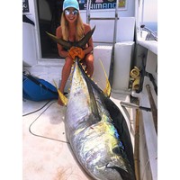 Wanita berambut pirang itu bahkan pernah berhasil memancing dan menarik ikan tuna yang beratnya mencapai 180 kg.  Foto: dok. Instagram @emilysriemer