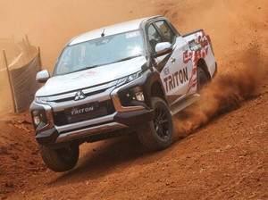 Sensasi Naik Pikap Triton Disopiri Pereli Dakar