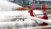 Tim Pertamina secara sigap melakukan pemadaman api yang terjadi di area jalur pipa Kilang RU V Balikpapan. Pool/Pertamina.