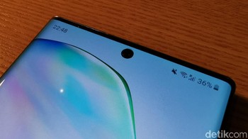 Ponsel ini mengusung Infinity O Display, label Samsung untuk layar yang menyisakan bezel amat tipis serta punch hole bulat. Tempat punch hole di tengah turut membuat tampak depan ponsel ini terlihat simetris. (Foto: Kris/detikINET)