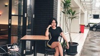 Mutia nampak sedang bersantai di depan kafe. Ia memilih outfit hitam yang terlihat senada dengan interior kafe. Foto: Instagram mutia_ayuu