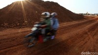 Kawasan tersebut juga dilintasi pengendara sepeda motor yang tinggal sekitar proyek.