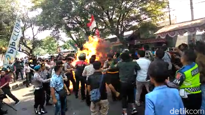 Polisi terbakar hidup-hidup saat mengawal demo mahasiswa. (Foto: Istimewa) Polisi terbakar hidup-hidup saat mengawal demo mahasiswa. (Foto: Istimewa)