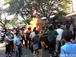 Kerja Polisi Berisiko dari Cianjur hingga Meksiko, Terbakar Api Demo
