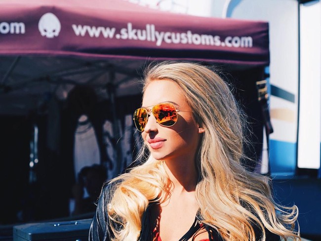 Emily bisa dibilang sebagai pemancing super. Dia bisa menagkap ikan jumbo yang beratnya lebih dari 100 kg.   Foto: dok. Instagram @emilysriemer