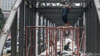Meski belum rampung sepenuhnya, kerangka halte tersebut nampak telah terlihat.