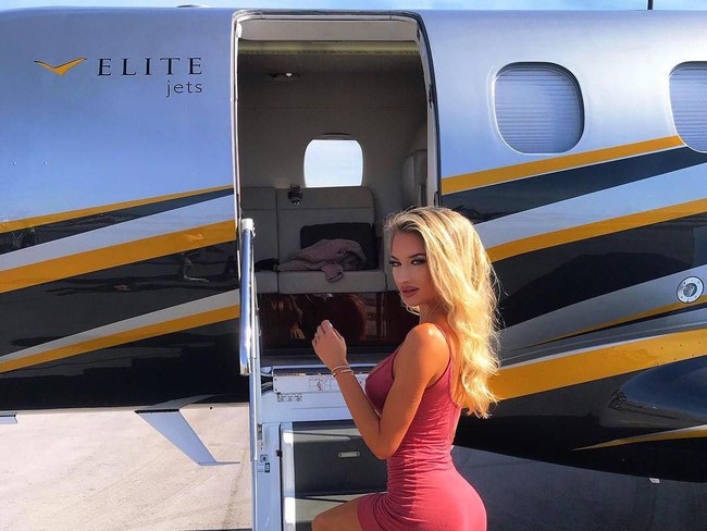 Netizen sering dibuat kagum dengan aksi Emily ketika memposting dirinya saat memancing. Banyak yang mempertanyakan bagaimana tubuh selangsing Emily mampu menangkap ikan yang jumbo. Foto: dok. Instagram @emilysriemer